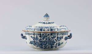 Pesaro (XVIII Secolo), Zuppiera al mazzetto, maiolica monocroma blu con iscrizione “D.C.”